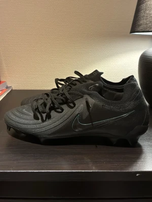 Svarta Nike Phantom GX II elite AG - I princip oanvända, endast under en träning. Riktigt sjyssta för spel på konstgräs eller riktigt gräs. Nypris 2499, mitt pris 1250👍🏻