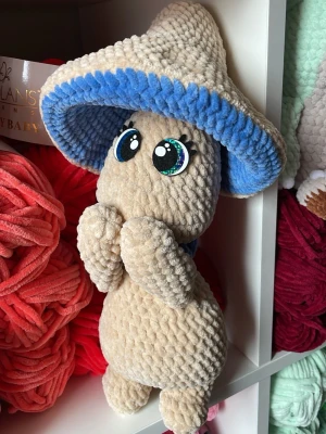Virkad svampfigur i beige och blått - Supergullig handgjord svampfigur i mjuk beiget sammetsgarn med stor blå och beige hatt. Har stora glittriga filtögon. Perfekt som dekoration eller gosedjur.