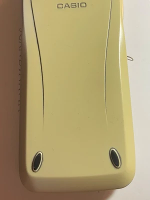 Casio Power Graphic miniräknare - Casio Power Graphic grafritande miniräknare med blå framsida och ljusgul baksida. Många knappar för avancerade mattefunktioner, stor display och tydliga symboler. Perfekt för mattekurser och naturvetenskapliga ämnen. Tillverkad i plast.