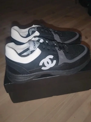 Chanel Sneakers - Svarta & Vita ”CC Runners” skor från Chanel. (kvitto saknas) PRIS KAN DISKUTERAS, tveka ej att skriva vid frågor. 
