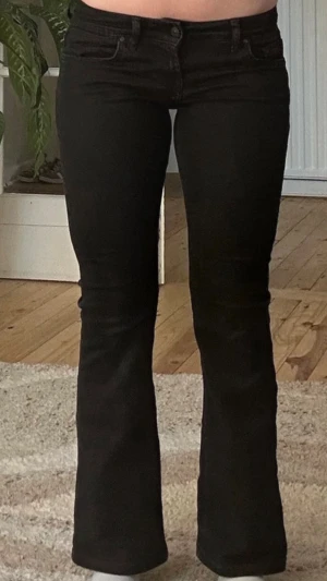 Svarta Lågmidjade Flare Jeans Ltb - ÄR ÖPPEN FÖR PRISFÖRSLAG! Snygga svarta low waist flare jeans från LTB i storlek W27 L30, modell ROXY💓 Stretchiga i midjan och sitter väldigt fint på. I bra skick, men det finns små tecken pă tvättning vid bakfickorna (se bild 3). Saljer dem eftersom de tyvärr ar för korta för mig. Köptes för nypris ca 700 kr • Innerbensmått: 74 cm • Midja rakt över: ca 35-40 cm, pga mycket stretch. Skickar inom 0-2 dagar Öppen för prisförslag Skriv gärna vid frågor!