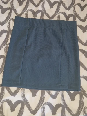 Ribbad minikjol - Snygg mörkblå minikjol med ribbad struktur och rak passform. Kjolen har bred resår i midjan för en bekväm känsla och är tillverkad i ett stretchigt tyg. Perfekt att matcha med en topp eller oversized tröja. Endast testad