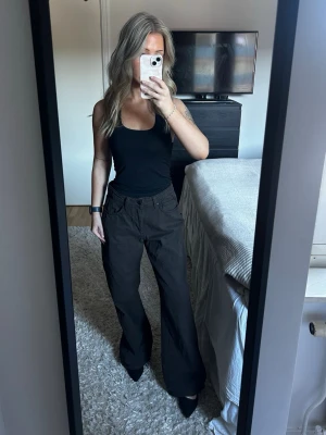 Bruna vida jeans - Bruna vida jeans med medelhögmidja från Gina tricot. Storlek 38. Pris: 300kr. Använda fåtal gånger, mycket bra skick. Skriv meddelande om det önskas fler bilder eller om det är några funderingar. 💛