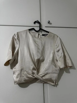Topp BikBok - En topp från BikBok i stl S som är i väldigt bra skick säljs för 130 kr.