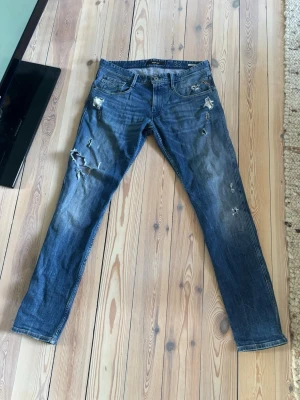 Replay jeans - Hej, säljer ett par replay jeans modell anbass med feta slitningar. Säljer de då de inte passar mig. Ny pris≈ 1400kr mitt pris=499kr