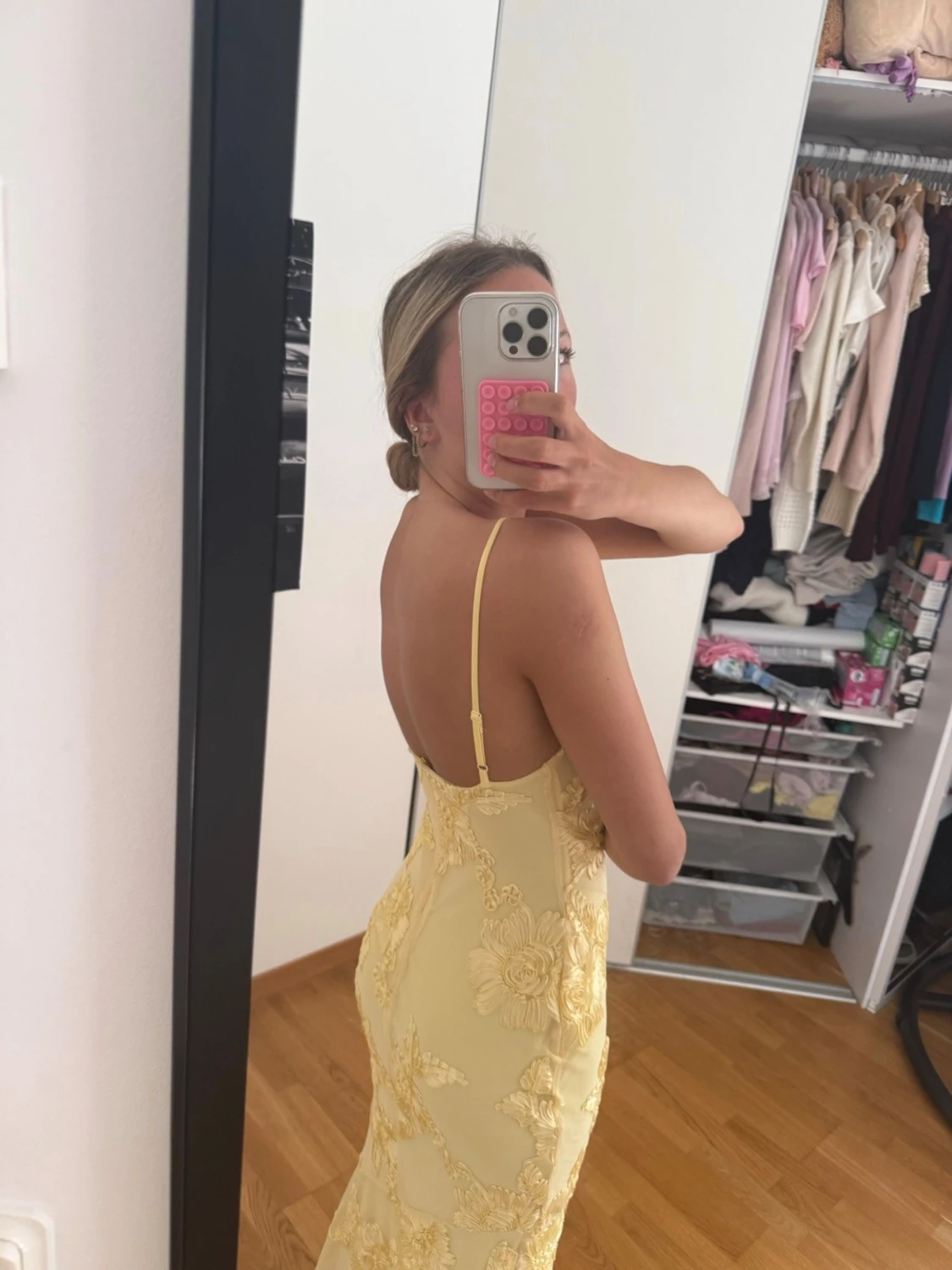 Gul långklänning med blomdetaljer💛 - 2