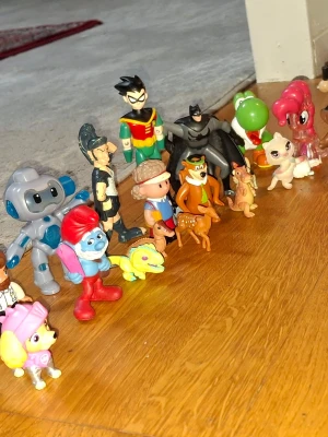 Blandade leksaksfigurer och djur - Säljer ett gäng blandade leksaksfigurer från olika serier och filmer, bland annat superhjältar, djur, robot och tecknade karaktärer. Figurerna är i plast och har olika färger och former. Perfekt för samlare eller lek!