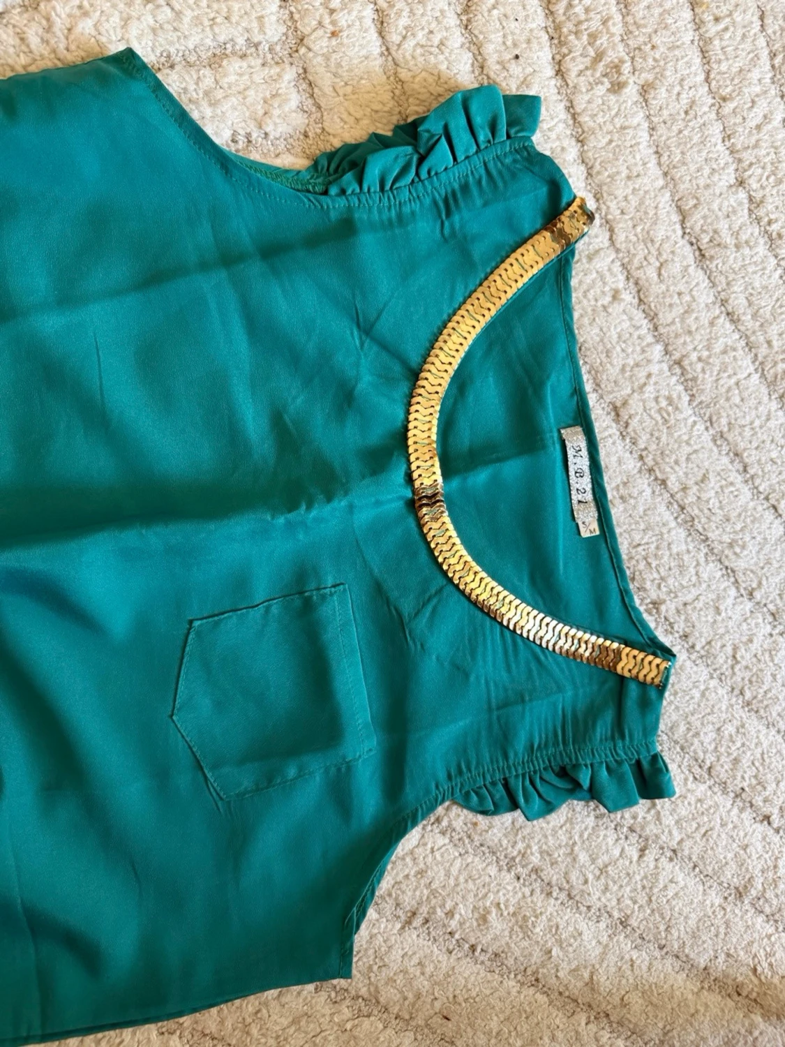Grön ärmlös topp med gulddetalj - 5