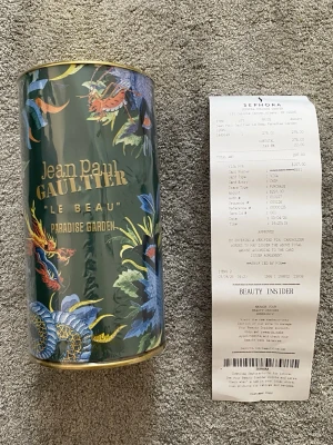 Paradise garden 125ml - Jean Paul Gaultier Le Beau Paradise Garden Eau de Parfum 125ml. Kvitto och tag från Sephora som visar att parfymen är 100% äkta. Du kan tolkning med skanna qr koden under flaskan för att komma till Jean Pauls hemsida. Helt oöppnad. Skriv gärna!