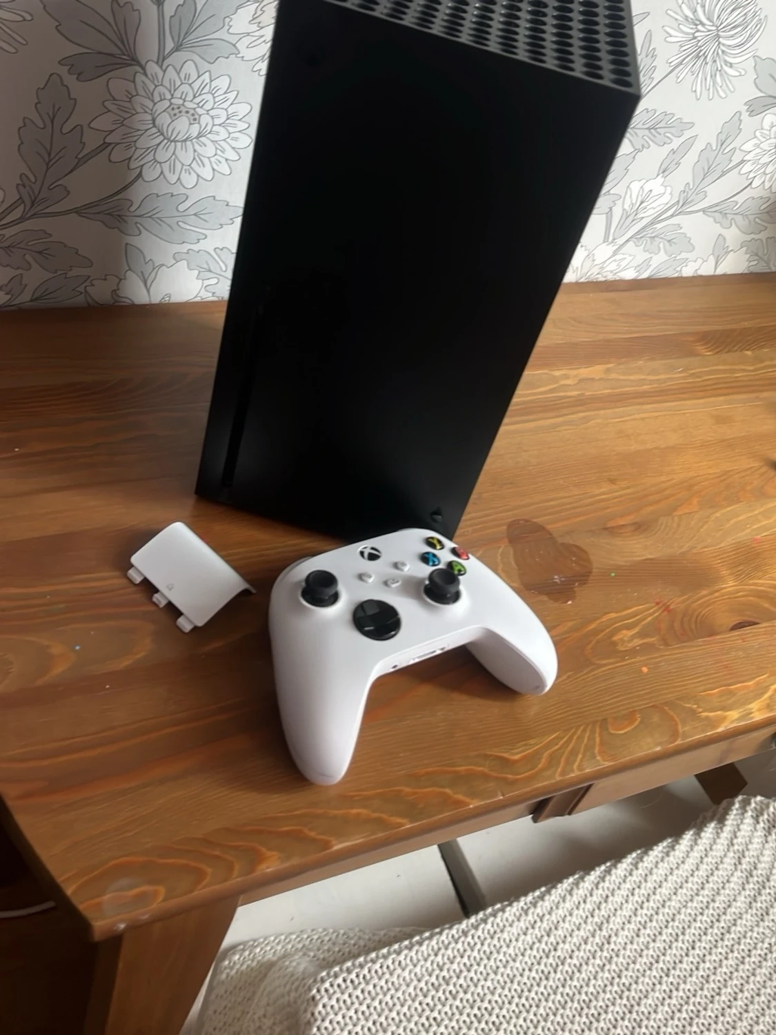 Xbox Series X med vit handkontroll