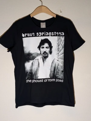 Svart Bruce Springsteen dam t-shirt - T-shirt med screentryck Bruce Springsteen  Storlek: Large (dam)