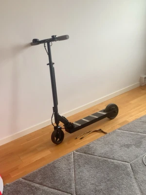 JOYOR f3 Elscooter - Snygg JOYOR f3 elscooter som går i 45km/H och har räckvidd på 5mil ny pris 5800, den har gått 130kilometer men känner att de dags att sälja då jag vill ha nått större, passar alla åldrar o klarar 150 kilo på den Perfekt för smidig och miljövänlig transport i stan.