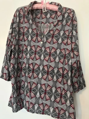 Mönstrad henley-skjorta i rött och svart - Snygg henley-skjorta med unikt grafiskt mönster i svart, vitt och rött. Skjortan har trekvartsärm, v-ringning med knappar och avslappnad passform. Perfekt för dig som gillar att sticka ut med coola mönster och färger.