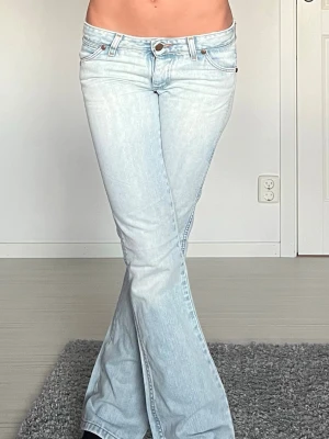 Wrangler jeans - Midjemått: 36cm rakt över, innerbenslängd: 88cm 💗