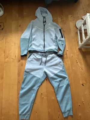 Villanova Nike Tech - Ljusblå Nike Tech Fleece från Villanova University i USA. D1 Basket travelgear. Går inte att köpa någonstans. Byxorna är L och Hoodien S men båda sitter mer som M. Jag är 185 lång och väger 80kg. Hör av dig vid frågor!😁