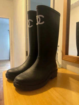 Chanel boots - Chanel boots i fint skick Äkta, Snygga och tidlösa boots från Chanel. Väldigt eleganta och passar till allt. Varsamt använda, fortfarande superfina.  Storlek: [ 38 ] Skick: fint skick Kvitto finns ej kvar  Säljes till bra pris för snabb affär ✨