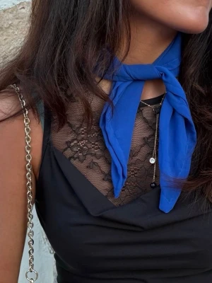 Blå scarf i mjukt tyg - Snygg marinblå scarf💙 Skitsnygg och tidlös detalj som piffar upp en outfit både till vardags och på fest!! Går att bära i t.ex. håret, på väskan eller runt halsen. Scarfen är sydd med lila tråd vilket blir en cool detalj.  Scarfen är handgjord och lokaltillverkad av återbrukade tyger vilket gör den miljövänlig.  Hör av dig vid frågor✨ 