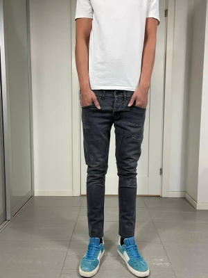 Dondup George Jeans  - Säljer nu dessa Dondup George Jeans med snygga slitningar i populär design, skriv för fler bilder/frågor🙌🏼