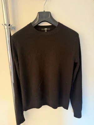 Svart cahsmire tröja - Tjabba! Säljer nu denna svarta cashmire tröjan i storlek M men sitter som S-Xs! Den är i ett bra skick! Om ni har några tankar eller funderingar så är det bara att höra av sig!😄