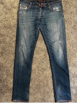 Blå slim fit jeans från Jacob Cohen - Sjukt snygga Jacob Cohens jeans. Storlek 36 men passar en 33/34. De är reparerade vid skrevet därav billigt pris. Utöver det väldigt fina och bekväma jeans.