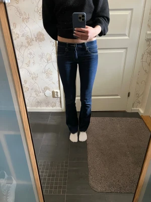 Mörkblå bootcut jeans - Cheap monday jeans som jag sytt om till bootcut. Vet inte storleken men det är bara att fråga om mått om ni vill ha😊