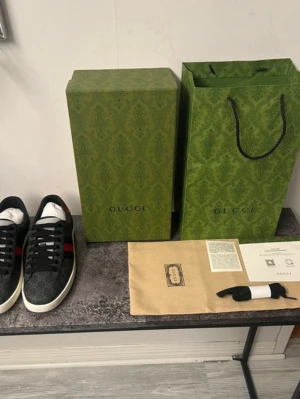 Gucci ace skor  - Snygga gucci ace skor. Helt nya nypris 5500kr säljer för 2599 priset är inte fast i sten om de e frågor är de bara att ställa. 