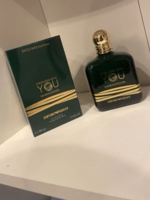 Emporio Armani Stronger With You Sandalwood - Emporio Armani Stronger With You Sandalwood är en exklusiv parfym i en mörkgrön glasflaska med gulddetaljer och rund guldfärgad kork. Flaskan rymmer 100 ml och doften har tydliga inslag av sandelträ. Snygg och lyxig design som sticker ut i badrumshyllan.