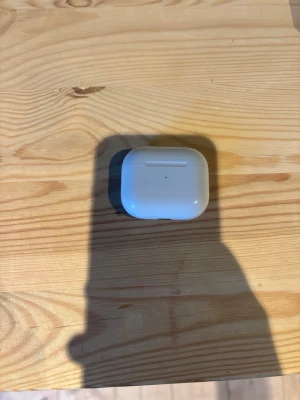 Apple AirPods gen3 med laddningsetui - Säljer ett par vita Apple AirPods gen 3 med tillhörande laddningsetui. Trådlösa in-ear hörlurar med stilren och kompakt design. Perfekta för musik, samtal och träning. Laddningsetuiet är smidigt att ta med överallt.