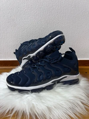 Äkta Nike vapor max - Helt nya Nike vapor max helt äkta går att scanna har aldrig tagit mig på dem. Oniline kostar dem 2200kr