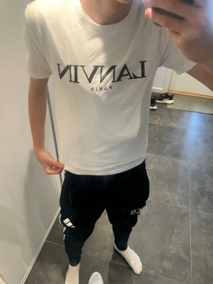 Vit märkes T-shirt  - Snygg vit t-shirt storlek S passar perfekt till sommaren 