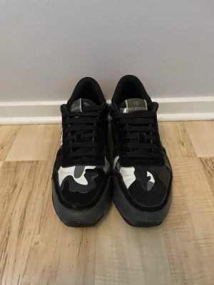 Valentino rock runners  - Snygga sneakers från Valentino. Skorna har defekter som du ser på 5.6.7 men har mycket liv kvar i sig. Priset kan diskuteras vid en snabb förhandling