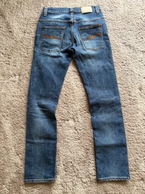 Nudie Jeans Thin Finn - Modell: Thin Finn 🪬  Färg: Blå/Mörkblå🪬  Storlek: W31 L32 🪬  Mått: W40cm L105cm Benöppning 17cm 🪬  Skriv vid minsta fundering!🪬 