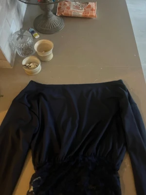 Svart offshoulder klänning med spets - Snygg mörkblå tröja med spets vid magen. Från shein. Aldrig använt 