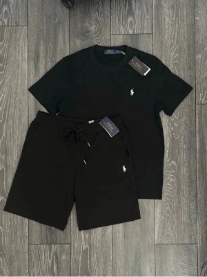 Svart set från Polo Ralph Lauren - Snyggt svart set från Polo Ralph Lauren med t-shirt och shorts. Storlek S/M