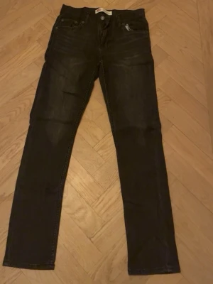 Levis jeans - säljer ett par riktigt feta jeans från levis i en snygg svart färg. skicket är i gott som nytt samt storleken är 28/30. hör av er vid frågor eller funderingar