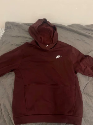 Vinröd hoodie från Nike  - vinröd hoodie från Nike. Storleken är 158-170 så XL i barn storlek. Inte använd något så mycket bra skick! priset kan diskuteras.