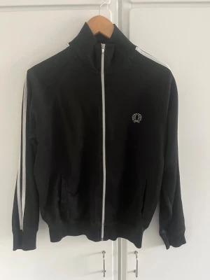 Fred Perry - Säljer nu min fred Perry zip då jag ej använder den längre. Finns inga skador eller fläckar på klädesplagget.
