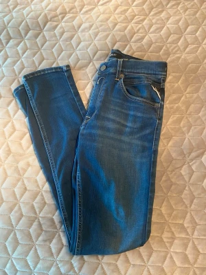 Replay Jeans - Replay jeans, modellen hyperflex i storlek H 166. Motsvarar ungefär L30 W28-29