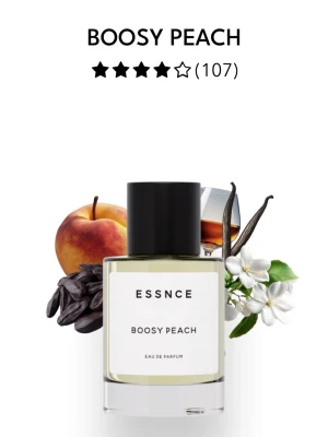 ESSNCE Boosy Peach Eau de Parfum - ESSNCE Boosy Peach Eau de Parfum har en fräsch och fruktig doft med inslag av persika, vanilj och blommiga toner. Flaskan är rund och genomskinlig med svart lock och vit etikett. Perfekt för dig som gillar söta och fruktiga parfymer.