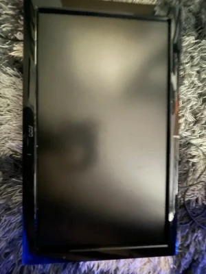 Svart stationär dator från AOC - Säljer en svart stationär dator från AOC med en stilren, rektangulär form och glansig ram. Perfekt för gaming eller studier. Klassisk design som passar in i de flesta setups. Materialet är plast med en modern look.