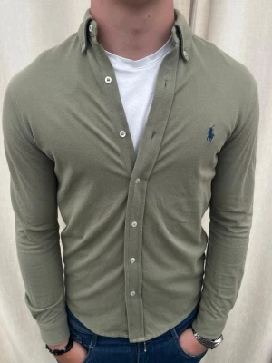 Ralph Lauren skjorta  - Riktigt snygg skjorta från Ralph Lauren. Strl S, personen på bilden är 185 cm lång. Skicka gärna prisförslag. Kika in min profil för mer schyssta plagg