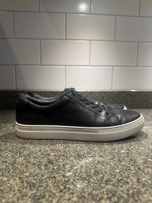 Vagabond sneakers paul 43 - Sneakers i svart läder från vagabond, storlek 43 EU. Mycket bra skick använt ett fåtal gånger.