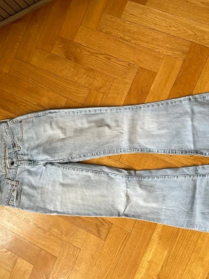 Levis jeans  - Levis jeans i storlek W26 L34, fin ljusblå färg, utavängda! Aldrig använda av mig 