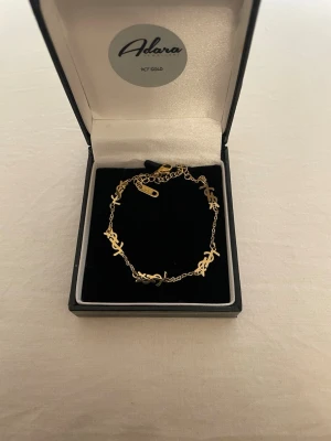 Guldpläterad armband - Rostfrittstål och guldpläterad, boxen på bilden ingår ej 🌸