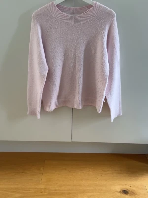Vero Moda XS - Rosa stickad tröja från Vero Moda i storlek XS. Ganska använd och är lite nopprig efter många tvättar💕