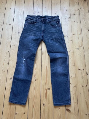 Replay jeans - As feta replay jeans som tyvärr är för små för mig. En liten defekt på lappen där bak men det är en enkel fix och annars väldigt bra skick. Nypris 1800 mitt pris 479. Pris går att diskutera vid snabb affär. Storlek 31/34 men d sitter som 31-32 i längden