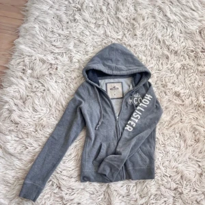 Hollister zip up grå - Så fin! Storlek M men sitter tajt
