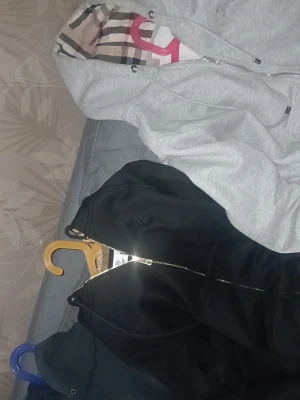 Skriv pris för dessa kläder !! - Skriv ett pris för dessa kläder vill bli av med dom ❤️ absolut inget fel med dom skriv till mig. Om du vill ha mer info om dom 