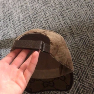 GG Jumbo Keps - En skön GG jumbo keps 1,1 A K0pia. Kommer med box dustbags och tags. Bra skick men välanvänd kepsen har tappat sin form lite därav priset men de är inget svårt att fixa, är själv bara för lat för de. Skick 6,5-7/10. Priset är inte hugget i sten. Kom privat för mer bilder, bilder på boxen och liknande