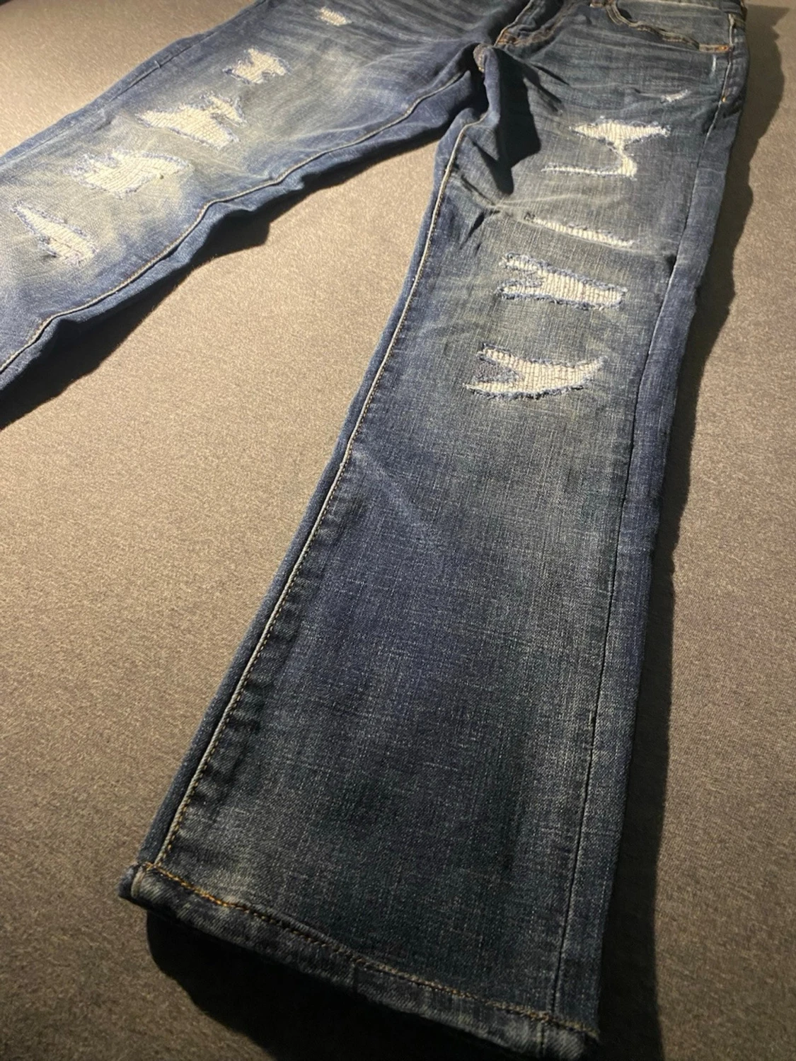Blå slitna jeans med raka ben - 1